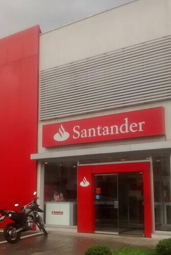 O banco Santander abre que horas?