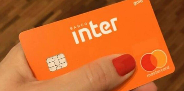 Qual bandeira de cartão cobra menos juros?